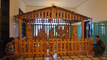 Vestibul městského úřadu v Kostelci nad Orlicí ozdobil betlém z dílny místního rodáka Aleše Fajfra.