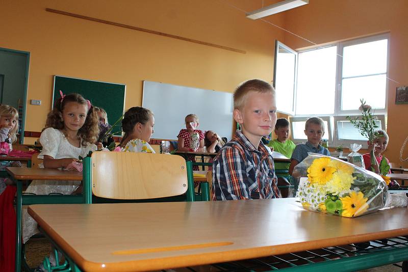 Třída I. A Základní školy Pulická v Dobrušce se určitě na první vysvědčení těšila. A hlavně na prázdniny.