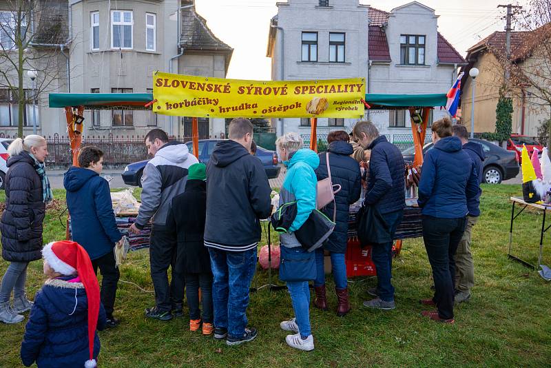 Z adventního jarmarku a rozsvícení vánočního stromku v Albrechticích nad Orlicí.