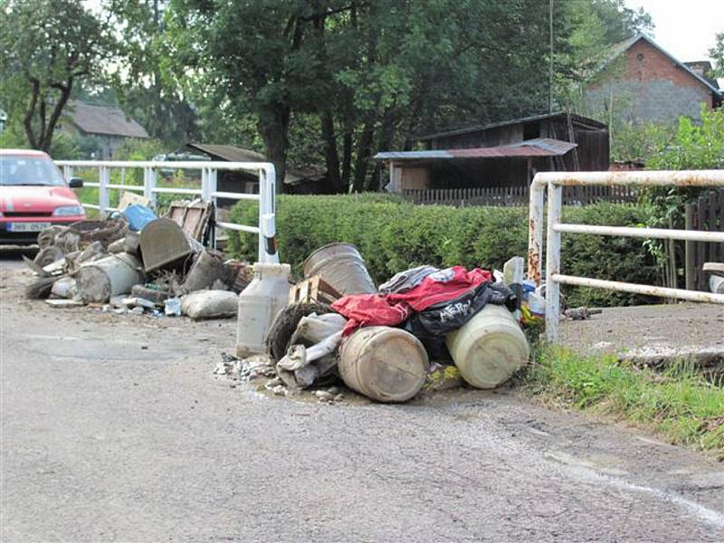 DÍLO ZKÁZY. Takovou spoušť napáchala na Rychnovsku pondělní blesková povodeň. 