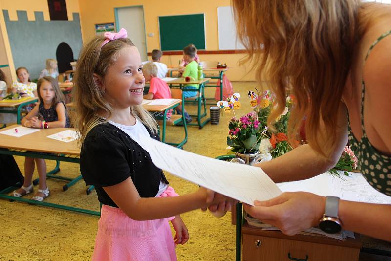 Třída I. A Základní školy Pulická v Dobrušce se určitě na první vysvědčení těšila. A hlavně na prázdniny.