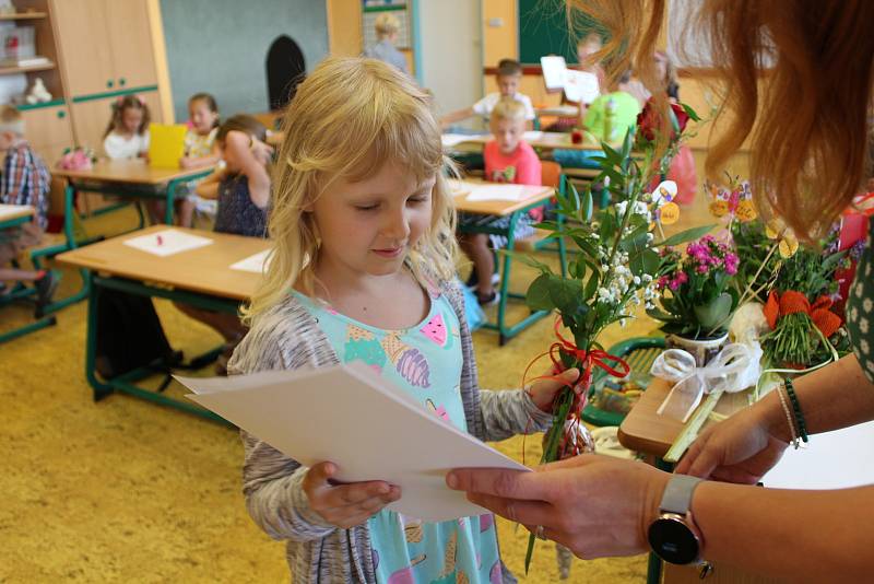 Třída I. A Základní školy Pulická v Dobrušce se určitě na první vysvědčení těšila. A hlavně na prázdniny.