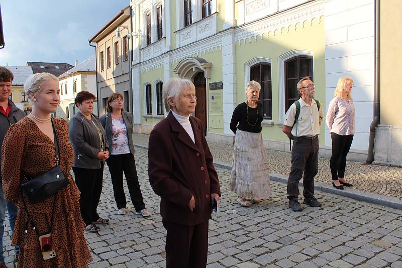 Z odhalení Kamenů zmizelých, které se uskutečnilo v pondělí večer na Šubertově náměstí.