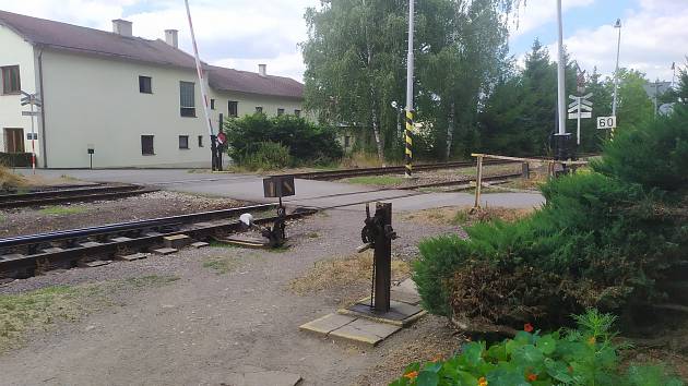 Jedny z posledních mechanických závor v kraji mají na dvou železničních přejezdech v Doudlebách nad Orlicí na Rychnovsku. Již více než třicet let na jednom z nich až osmdesátkrát za směnu zatočí klikou Petr Dušek