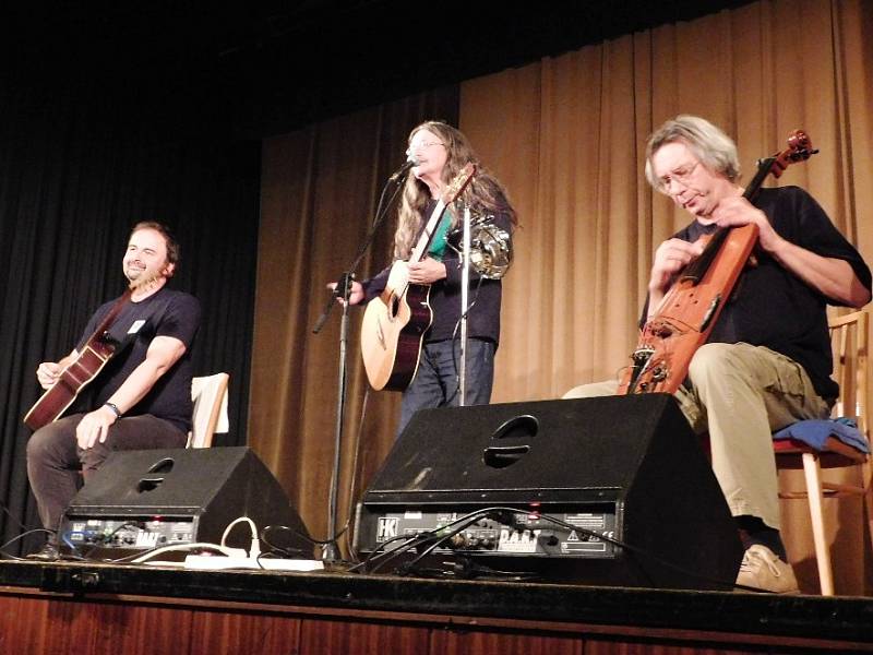 Ivan Hlas trio. Zleva: Norbert Kovács, Ivan Hlas a Jaroslav Olin Nejezchleba.