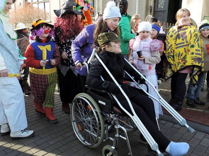 PRŮVOD MASEK PROUDIL v sobotu Albrechticemi. Masopust zde oslavili ve velkém.  Tančilo se, jedlo, nechyběla hudba ani dobrá zábava.    