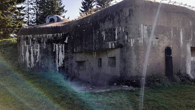 Stezka provádí po objektech československého opevnění budovaného na hřebenech Orlických hor mezi lety 1936 až 1938. Místy, kde se stovky mužů na začátku podzimu 1938 připravovaly na obranu své vlasti.