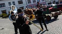 Skupina Black Burinos projela Rychnovem nad Kněžnou, v době karantény tak zahrála občanům z pojízdného pódia.