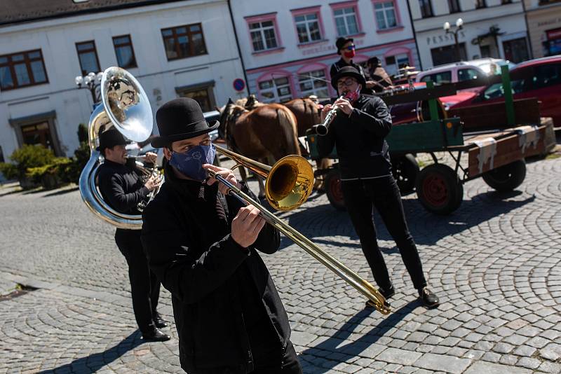 Skupina Black Burinos projela Rychnovem nad Kněžnou, v době karantény tak zahrála občanům z pojízdného pódia.