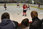 Legendy pardubického hokeje zavítaly do Rychnova nad Kněžnou. Exhibiční utkání sehrály nejen pro pobavení diváků, ale i pro dobrou věc