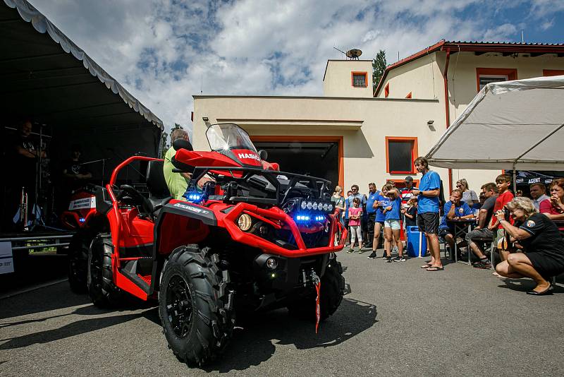 Ze sobotního slavnostního představení nové techniky Sboru dobrovolných hasičů Olešnice v Orlických horách.