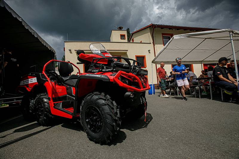 Ze sobotního slavnostního představení nové techniky Sboru dobrovolných hasičů Olešnice v Orlických horách.