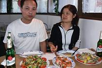 David (vietnamsky Hoang) Thanh provozuje  asijské bistro s partnerkou Evou.