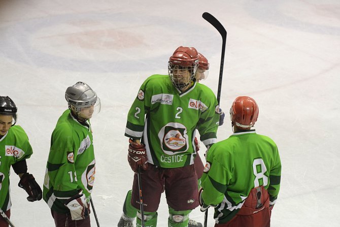 RADOST. Čestičtí hokejisté v utkání na jaroměřském ledě přestříleli domácí rezervu a po zásluze se radovali z prvního vítězství v letošním ročníku Krajské soutěže. 
