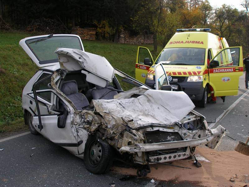 Při nehodě dvou osobních vozidel u Vamberka ve směru na Rybnou nad Zdobnicí se zranili dva lidé. 