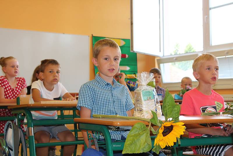 Třída I. A Základní školy Pulická v Dobrušce se určitě na první vysvědčení těšila. A hlavně na prázdniny.