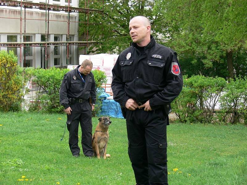 Velitel městské policie Rychnov nad Kněžnou Miloš Friml byl s kolegy a služebním psem vyprávět o své práci dětem v Mateřské škole Láň.