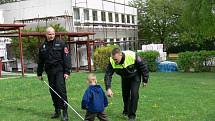 Velitel městské policie Rychnov nad Kněžnou Miloš Friml byl s kolegy a služebním psem vyprávět o své práci dětem v Mateřské škole Láň.