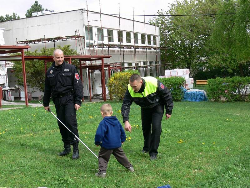 Velitel městské policie Rychnov nad Kněžnou Miloš Friml byl s kolegy a služebním psem vyprávět o své práci dětem v Mateřské škole Láň.