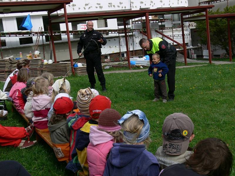 Velitel městské policie Rychnov nad Kněžnou Miloš Friml byl s kolegy a služebním psem vyprávět o své práci dětem v Mateřské škole Láň.