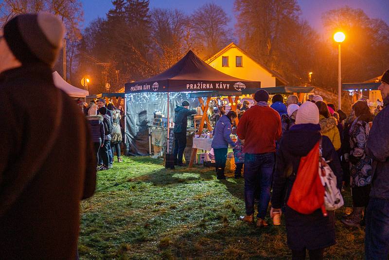 Z adventního jarmarku a rozsvícení vánočního stromku v Albrechticích nad Orlicí.