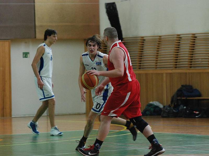 O ŠEST BODŮ prohráli basketbalisté BC Spartak Rychnov nad Kněžnou (v bílém) v okresním derby s SK Týniště nad Orlicí, který si drží první pozici v průběžné tabulce VBL