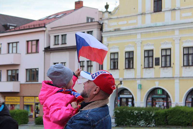 Na rychnovském Starém náměstí se ve čtvrtek večer sešlo necelých pět desítek příznivců Milionu chvilek pro demokracii.