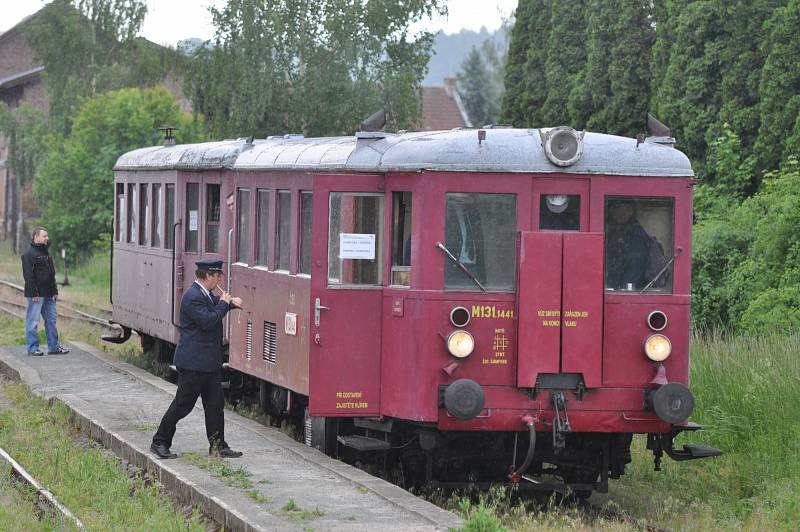 JÍZDU historickým motorovým vlakem si nenechaly ujít desítky návštěvníků oslav. 