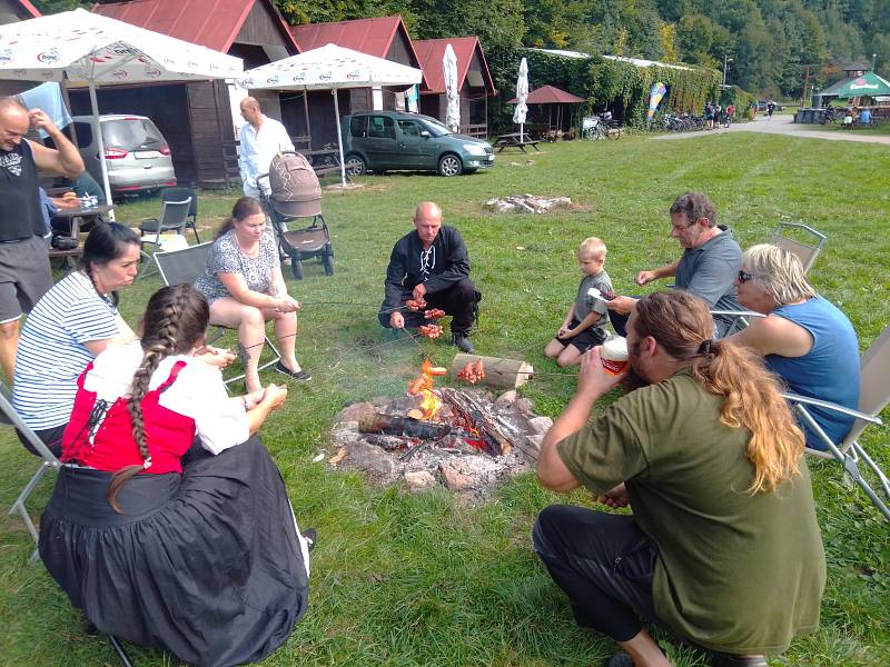 Svatba jako z pohádky: Hrad Potštejn se vrátil do středověku.