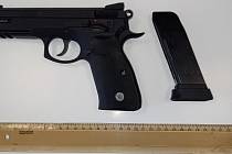 Policisté předběžně zjistili, že se jedná o airsoftovou pistoli. Ani s ní se však na veřejnosti nesmí manipulovat.