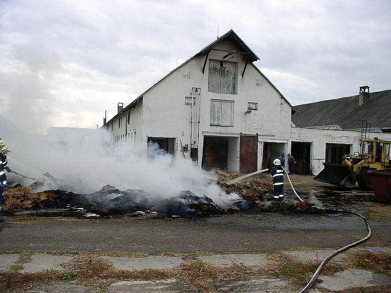 Požár slámy v Očelicích. Zasahovaly zde čtyři hasičské sbory.