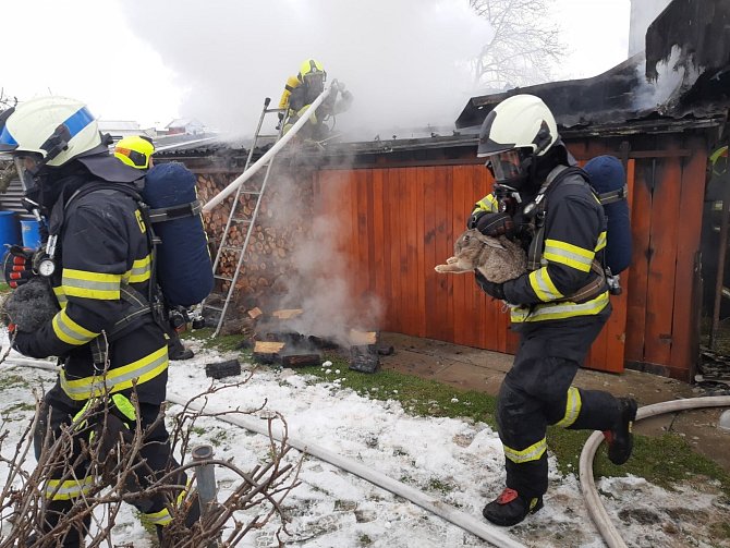 Profesionální a dobrovolní hasiči z Dobrušky likvidovali požár kůlny v blízkosti rodinného domu v Dobrušce.