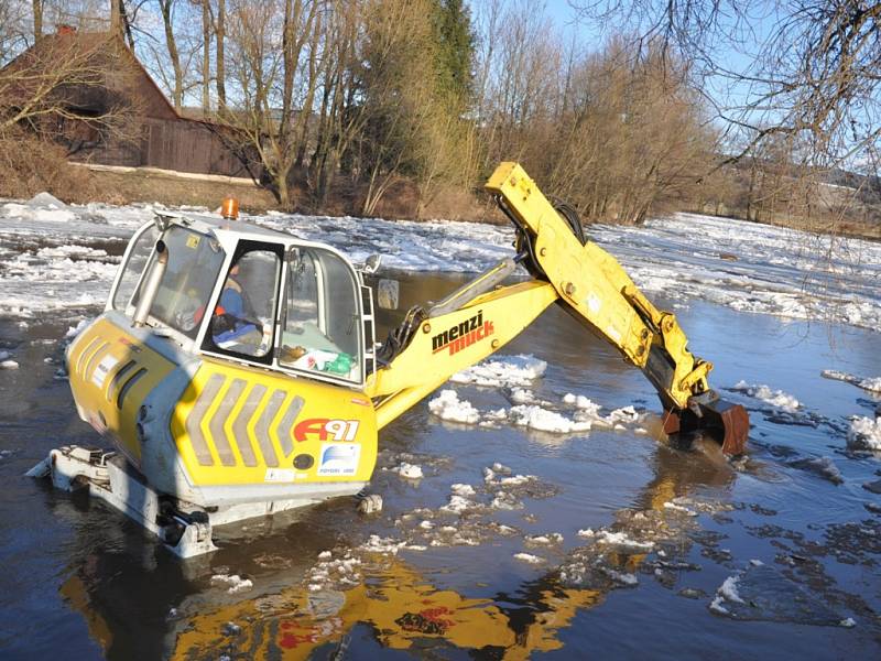 Bagry bojují s ledovými krami na řece Divoké Orlici