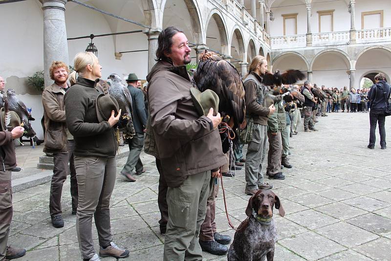 Ze zahájení Národního sokolnického setkání v Opočně s mezinárodní účastí