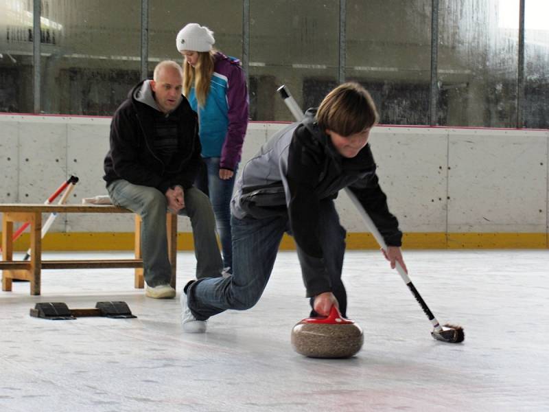 V OPOČNĚ se na kluzkém ledě nejprve často padalo. Po krátkém tréninku pod vedením zkušených hráčů curlingu  se řadě návštěvníků náborové akce dařilo odehrát těžké kameny do prostoru kruhů. 