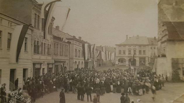 Událost z 5. října 1918 v Dobrušce na snímku fotoateliéru Ouřada.