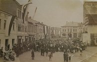 Událost z 5. října 1918 v Dobrušce na snímku fotoateliéru Ouřada.