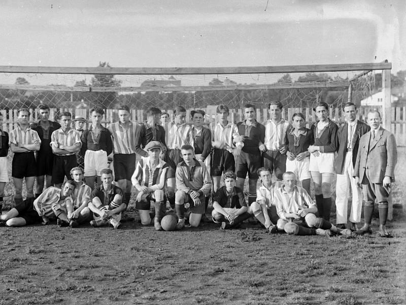 SK Kostelec nad Orlicí ve 20. letech. Počátky nejpopulárnějšího sportu v Kostelci sahají již do roku 1898, kdy byl při tělocvičné jednotě Sokol založen kroužek kopané.