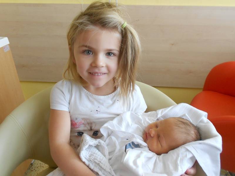 Mariana Kalenská se narodila s váhou 3 340 g a délkou 49 cm 4. ledna 2019 v 8.35 hodin Miriam a Honzovi z Dobrušky. Z miminka se těší také sourozenci Dorotka a Tonda. Tatínek byl u porodu perfektní.