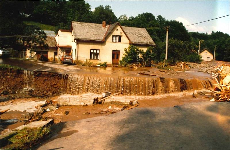 Následky ničivé povodně na Rychnovsku z roku 1998.