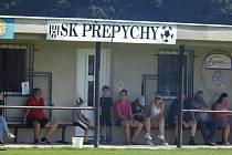 Fotbalový areál SK Přepychy bude v sobotu obsypán fanoušky okresní kopané. Někteří činovníci klubu odhadují až tisícovou návštěvu, které jistě prospěje i posvícení.