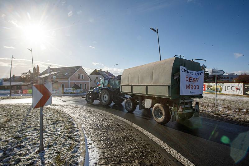 Z protestní jízdy traktorů u Dobrušky.