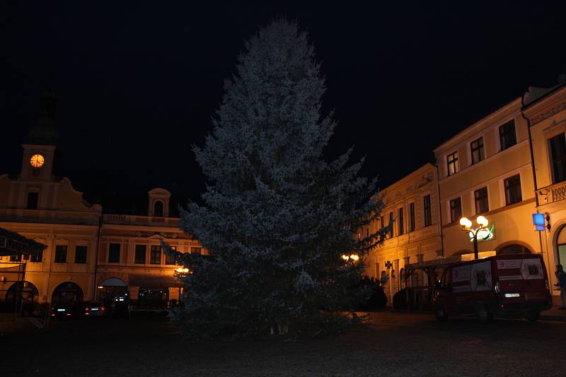 Vánoční strom minulý týden doputoval na hlavní rychnovské náměstí, původně rostl v Městské Habrové.