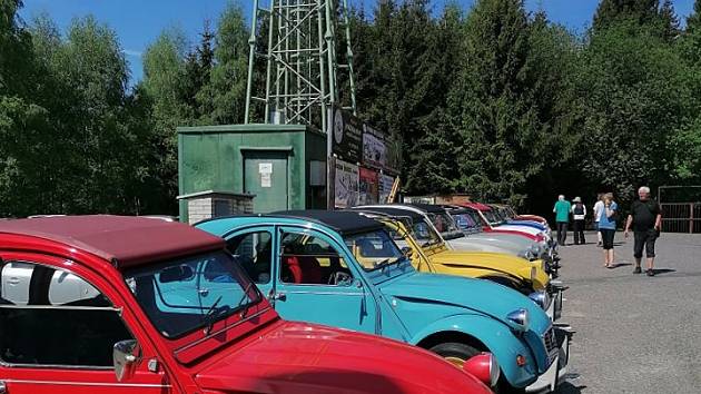 Tradiční regionální setkání historických vozidel – kachna Citroën 2CV.