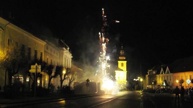 PŘÍCHOD NOVÉHO ROKU se slavil skoro v na většině místech ohňostrojem a jinými světlicemi