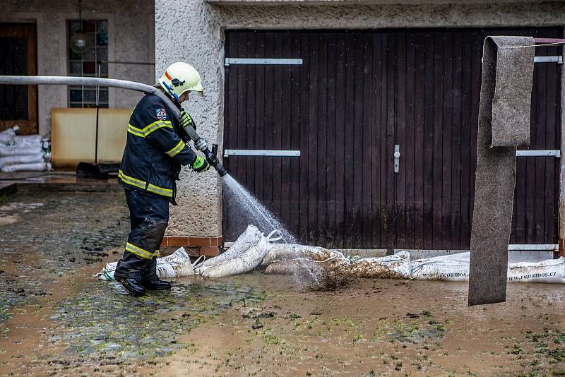 Odklízení povodní v Tutlekách na Rychnovsku