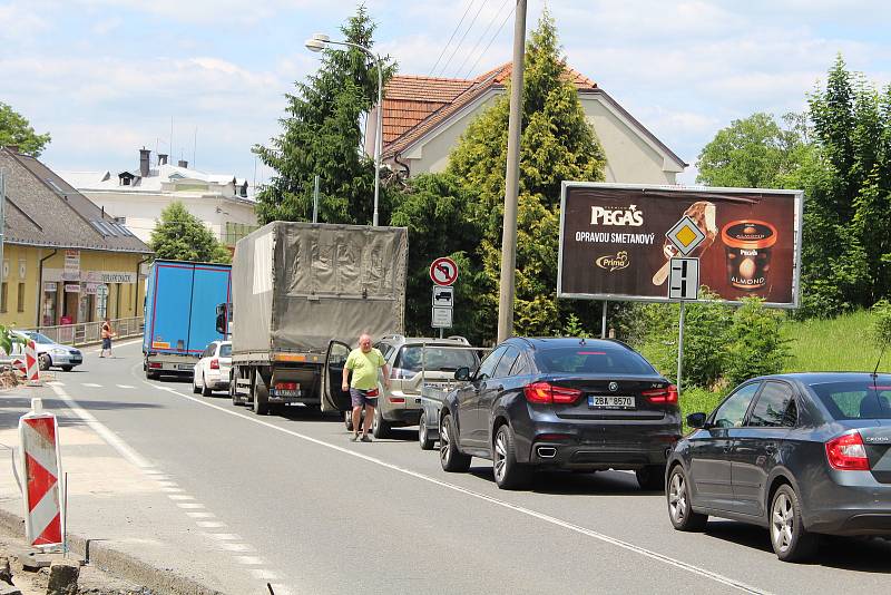 V Doudlebách nad Orlicí musí řidiči počítat s kyvadlovým provozem a kolonami.