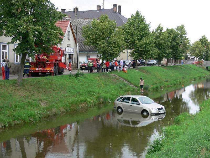 Stříbrná fabia sjela sama do koryta řeky.