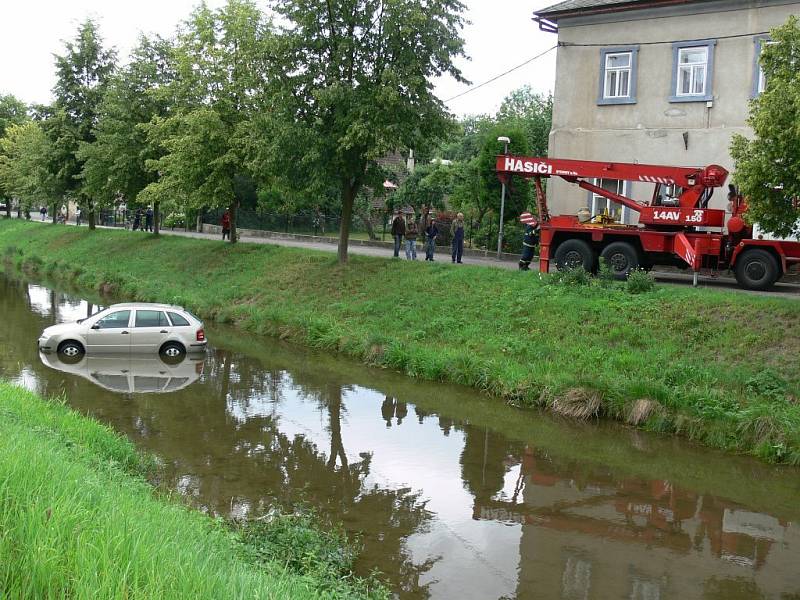 Stříbrná fabia sjela sama do koryta řeky.