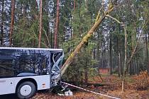 Havarovaný autobus u Borohrádku.